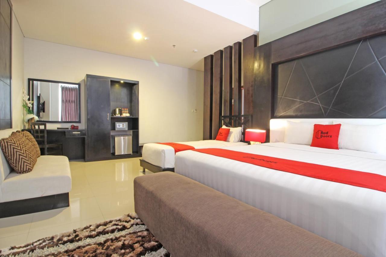 Reddoorz Premium Near Sleman City Hall Yogyakarta Exterior photo
